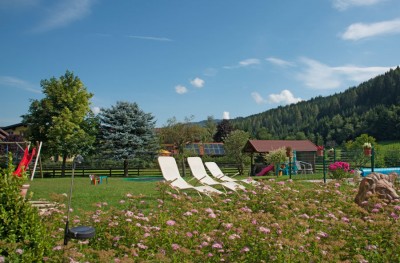 Große Liegewiese zum Entspannen
